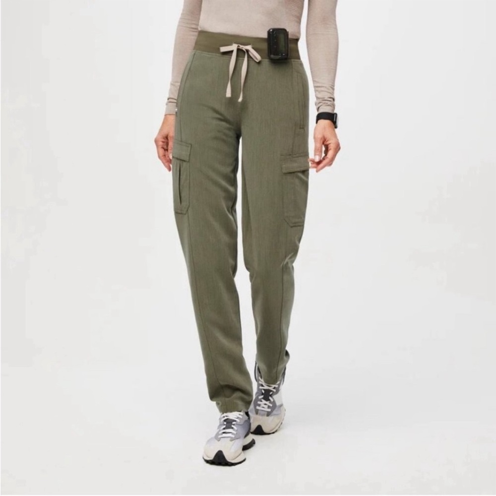 NWOT FIGS Women’s High Waisted Ukwala Cargo Scrub Pants Olive Green XS